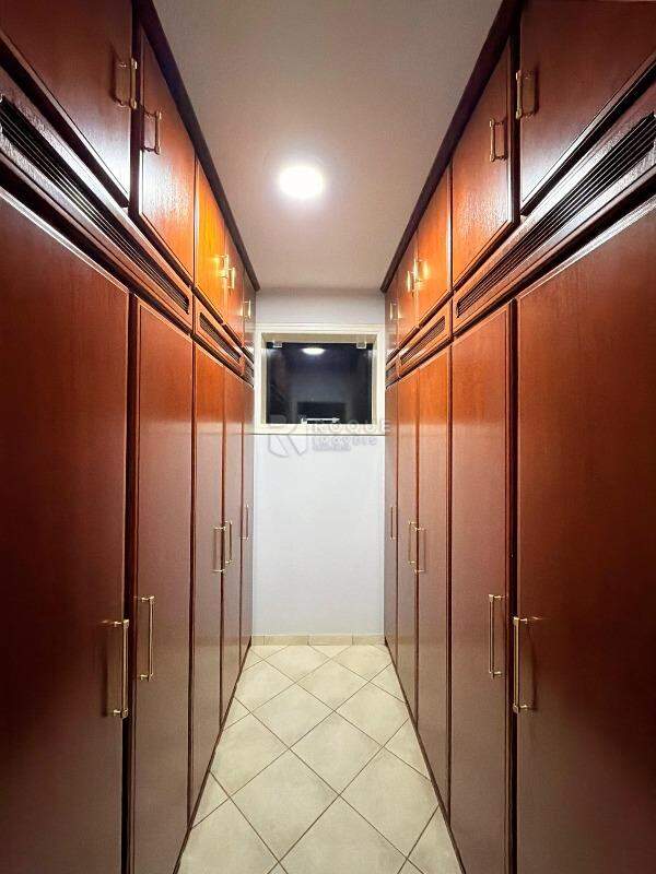 Casa em condomínio para aluguel no bairro Jardim Colinas de São João: Closet