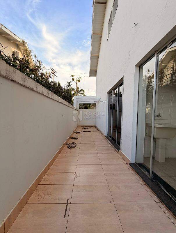 Casa em condomínio para aluguel no bairro Jardim Colinas de São João: Quintal