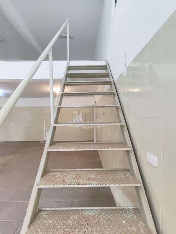 Salão para aluguel no bairro Jardim Boa Esperança: Escada Acesso Mezanino