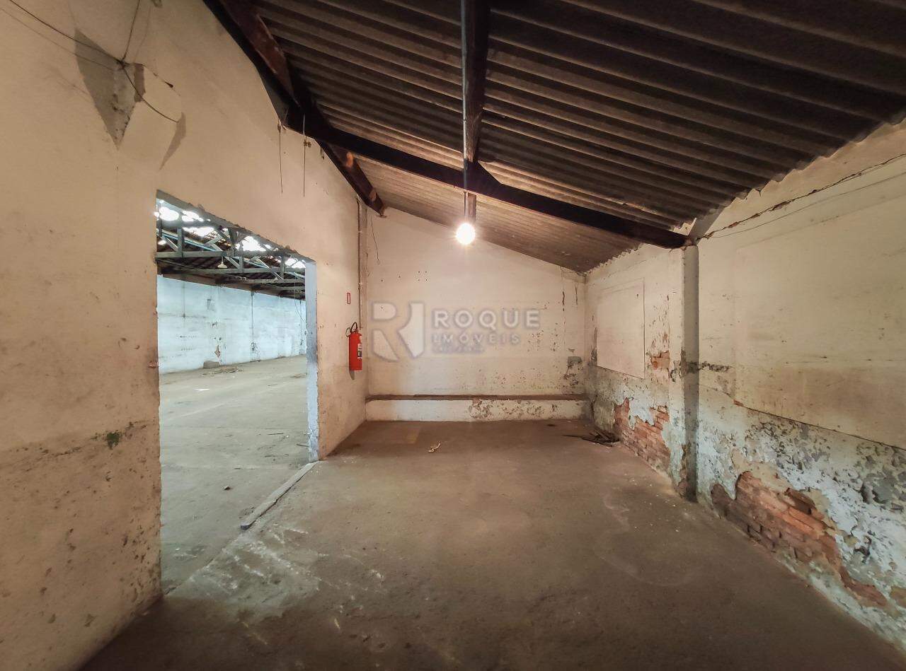 Barracão/Galpão para aluguel no bairro Vila Anita: Salão lateral 