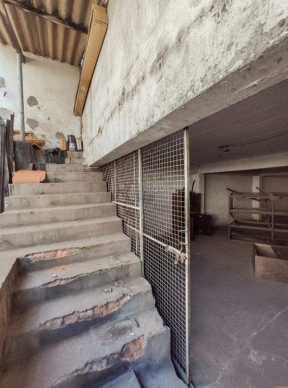 Barracão/Galpão para aluguel no bairro Vila Anita: Acesso porão 