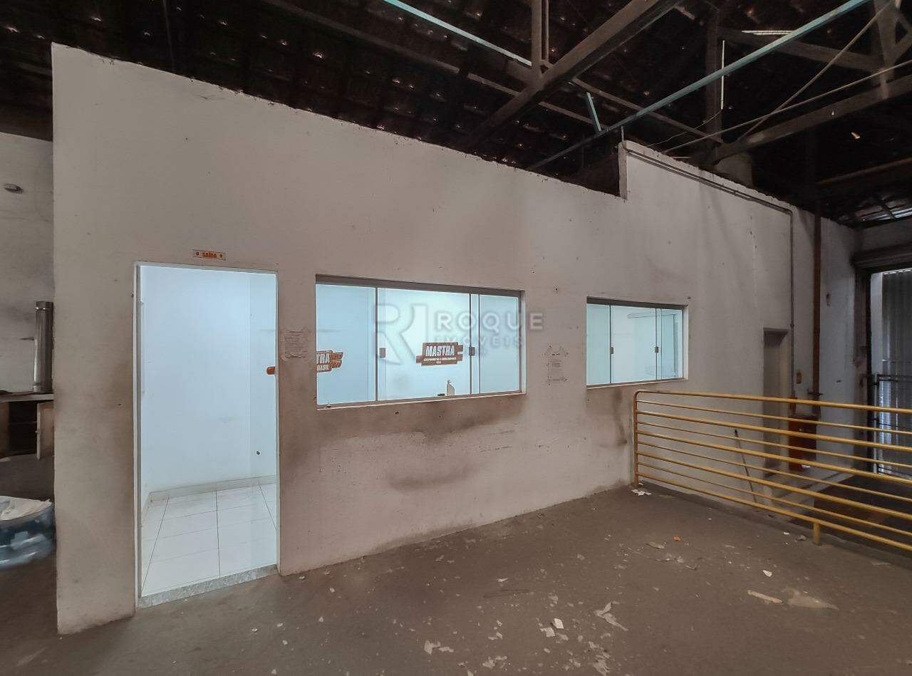 Barracão/Galpão para aluguel no bairro Vila Anita: Acesso salas 