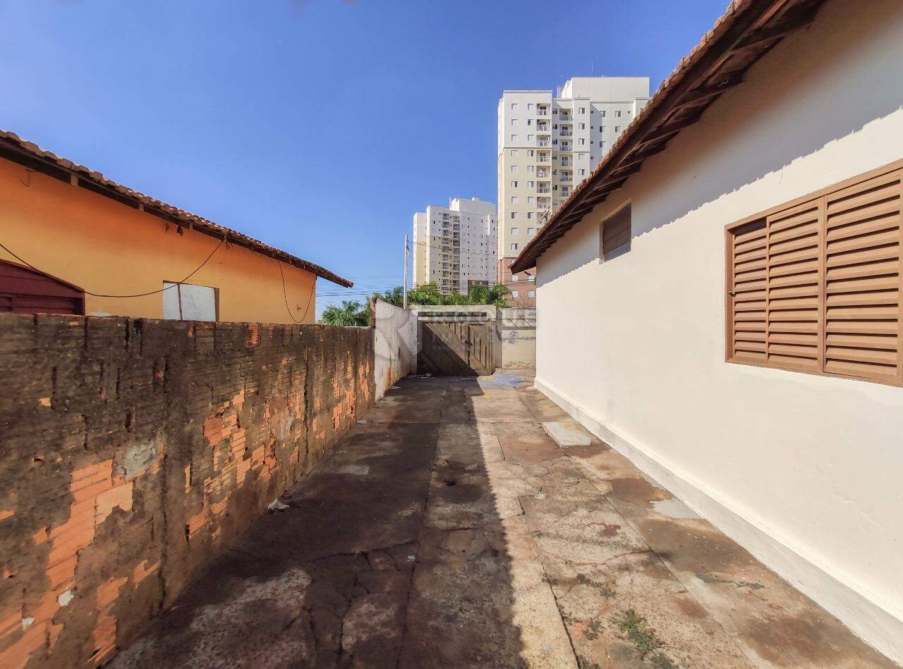 Casa Residencial para aluguel no bairro Jardim Parque Novo Mundo: Corredor / Garagem 