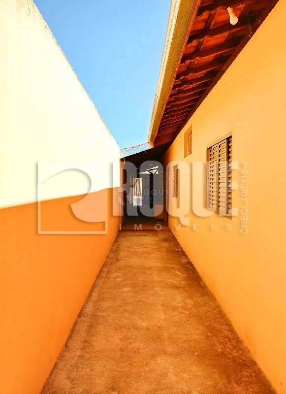 Casa Residencial para aluguel no bairro Jardim Ouro Verde: Corredor externo