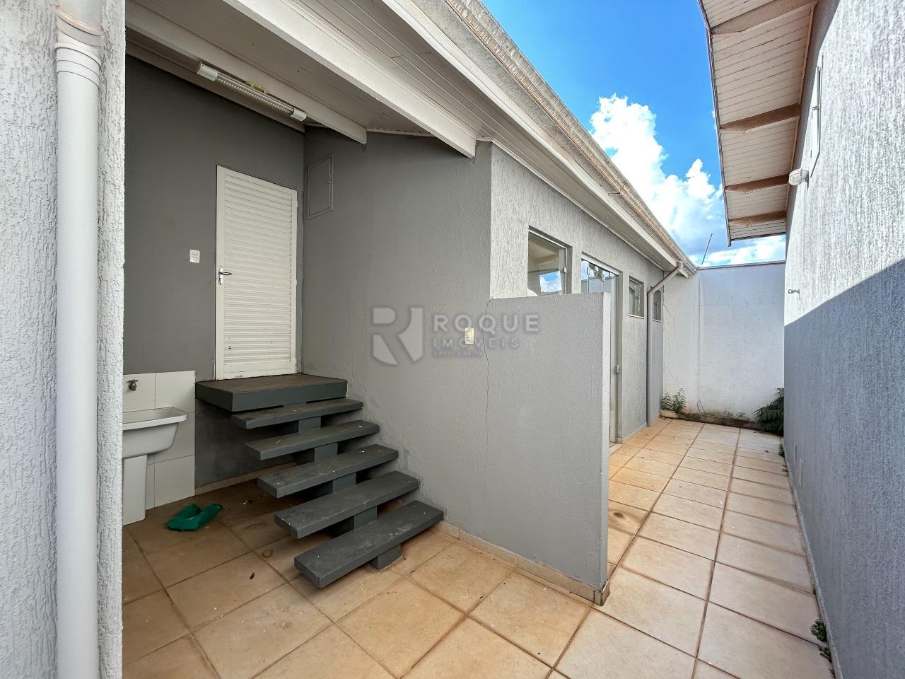 Casa Comercial para aluguel no bairro Vila Claudia: Corredor fundo 