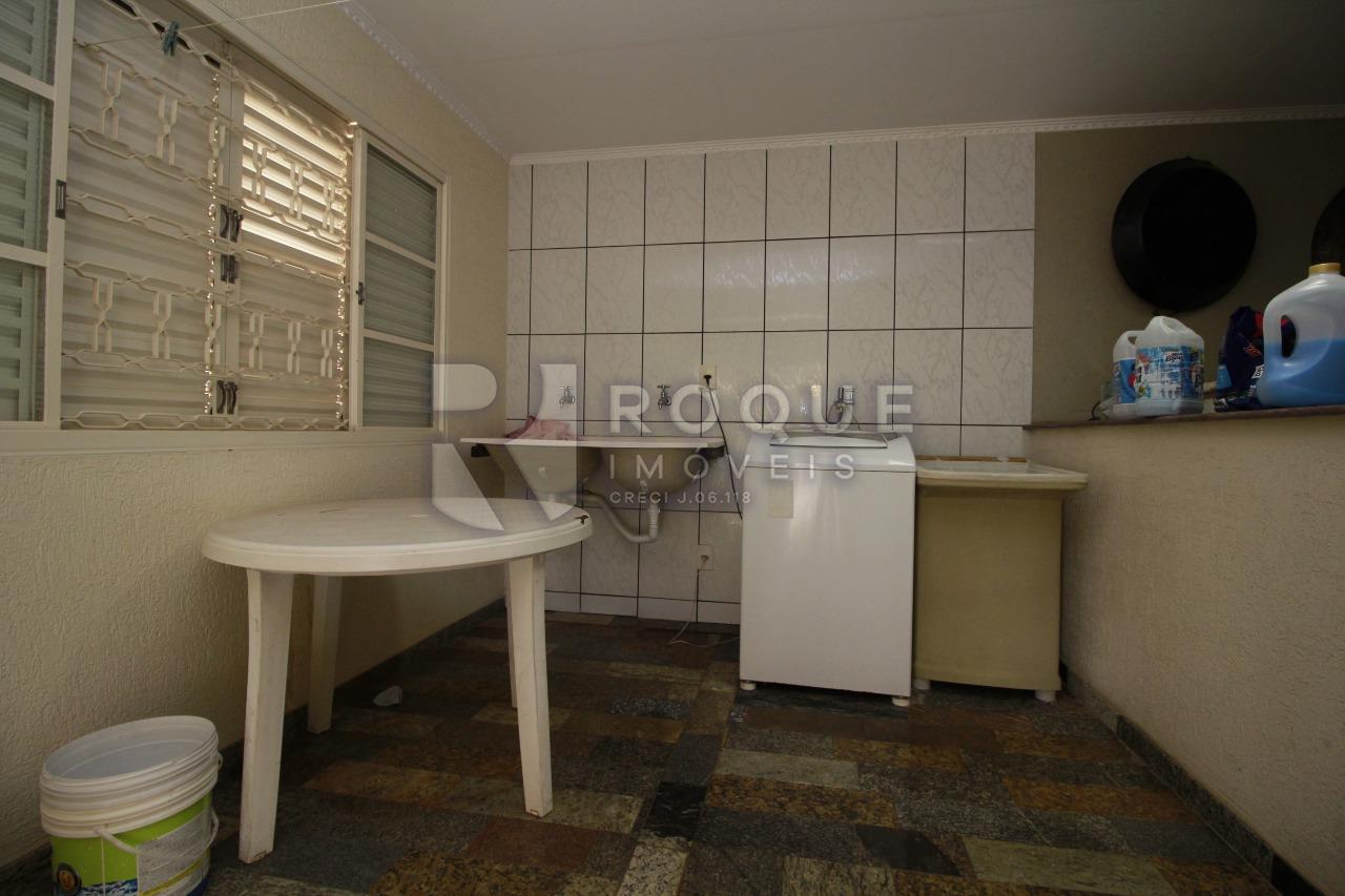 Casa Residencial à venda no bairro Vila Cristovam: Área de Serviço