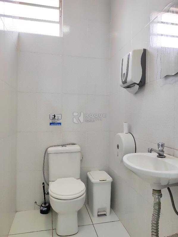 Casa Comercial à venda no bairro Vila Castelar: BANHEIRO MASCULINO