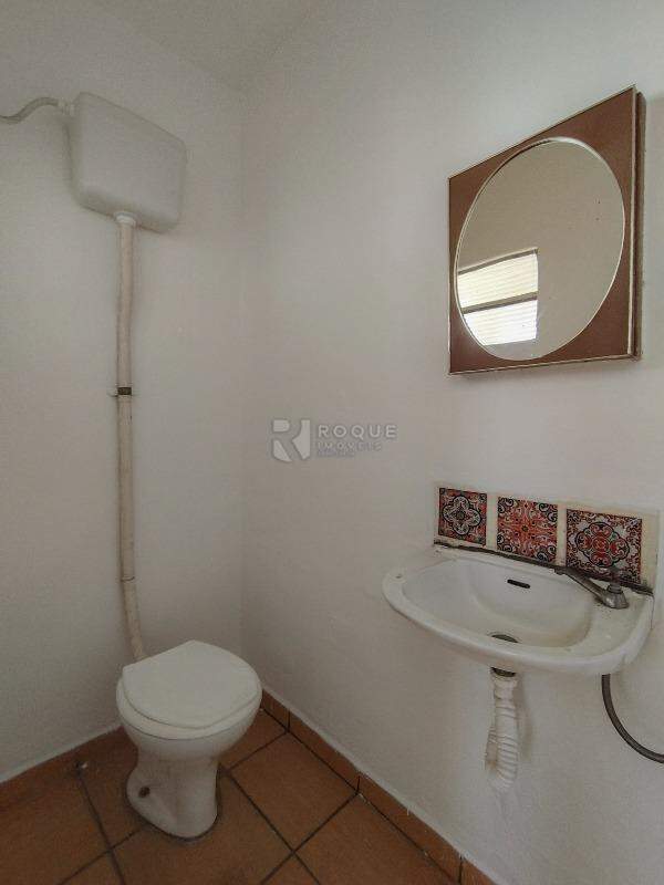 Casa Residencial para aluguel no bairro Vila Rocha: WC fundo 