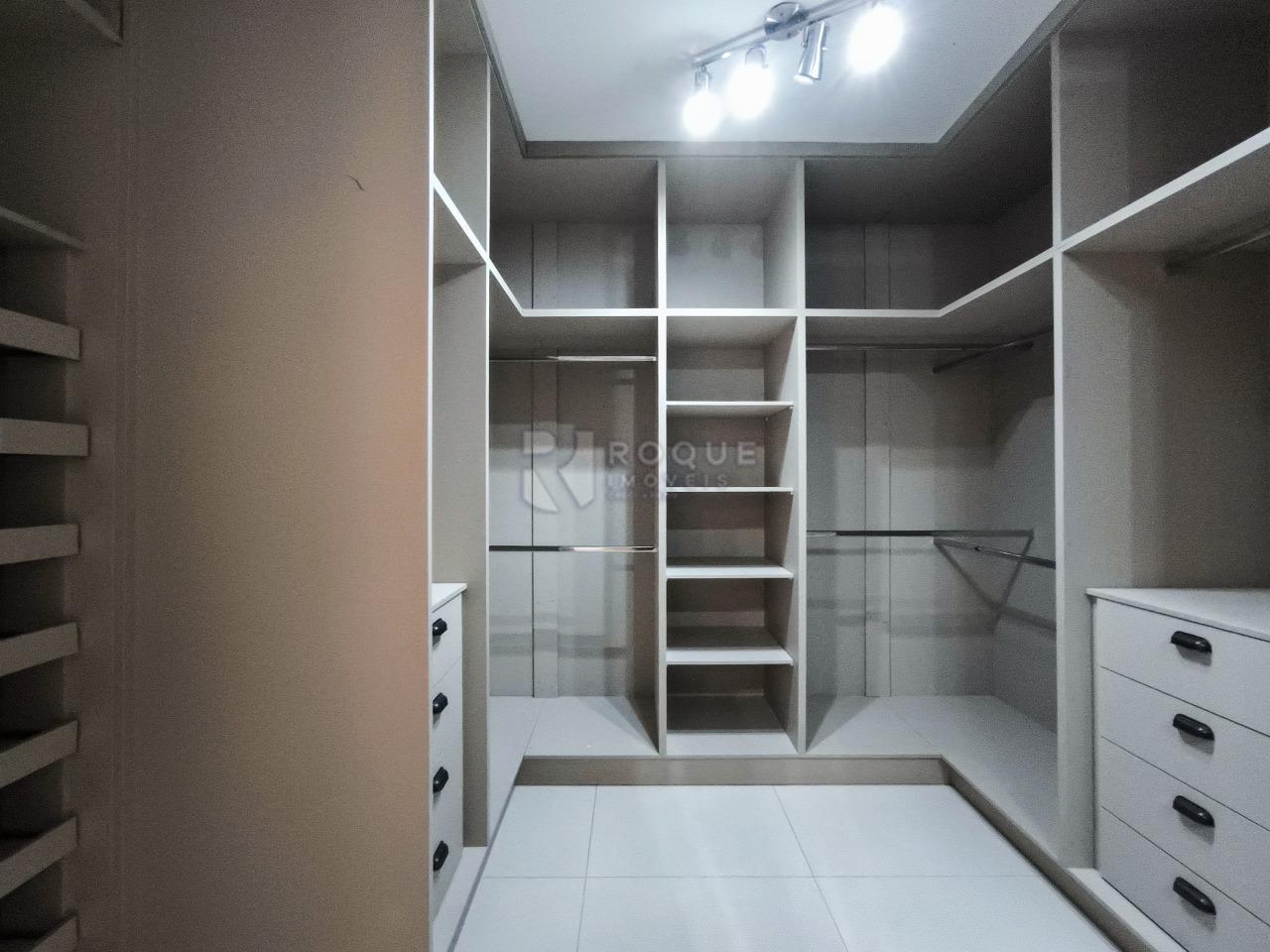 Casa Residencial à venda no bairro Jardim Residencial e Comercial Alto dos Laranjais: CLOSET SUÍTE