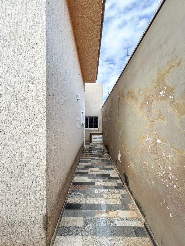 Casa Residencial para aluguel no bairro Vila Solar: Corredor