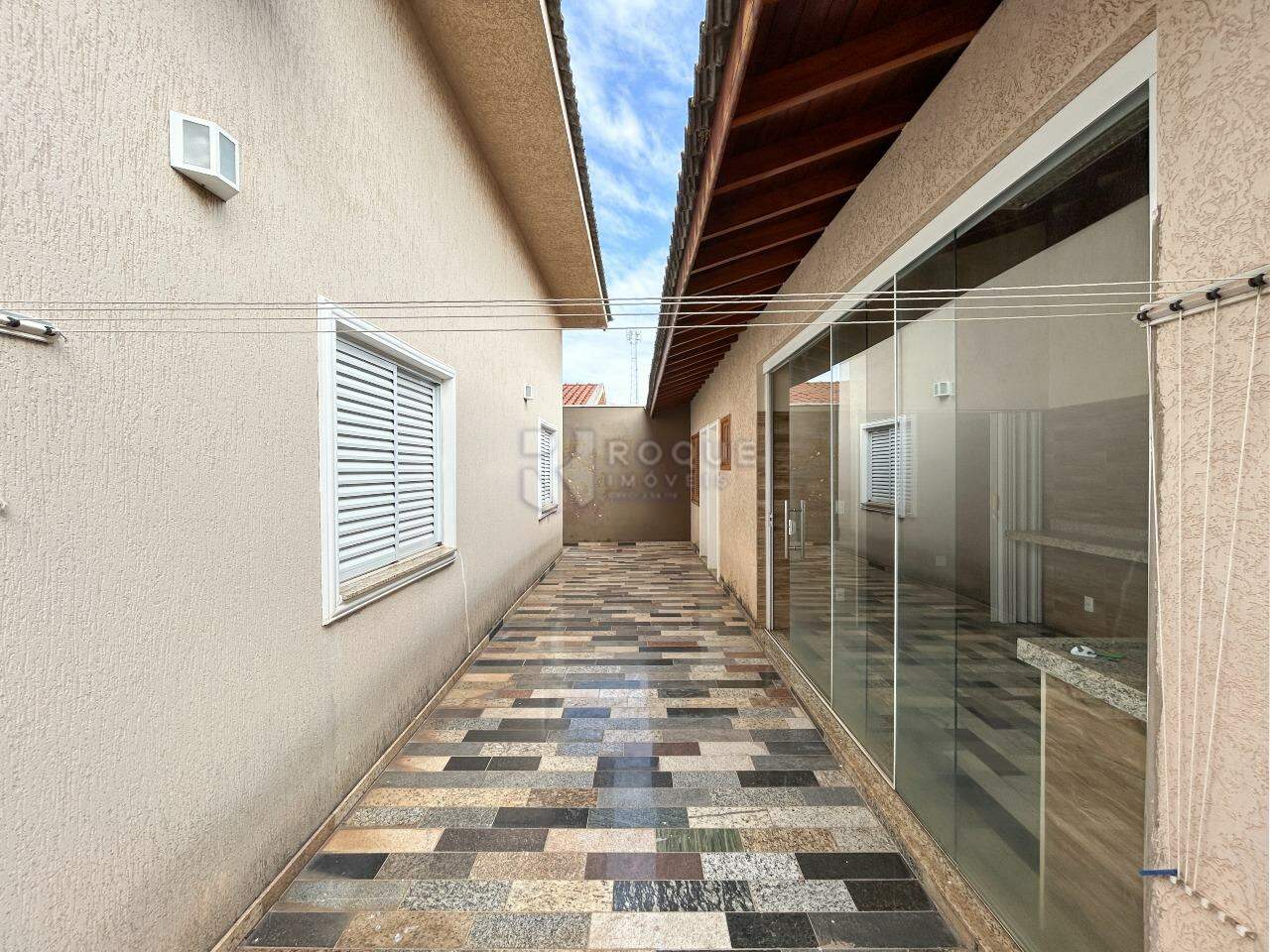 Casa Residencial para aluguel no bairro Vila Solar: Fundo