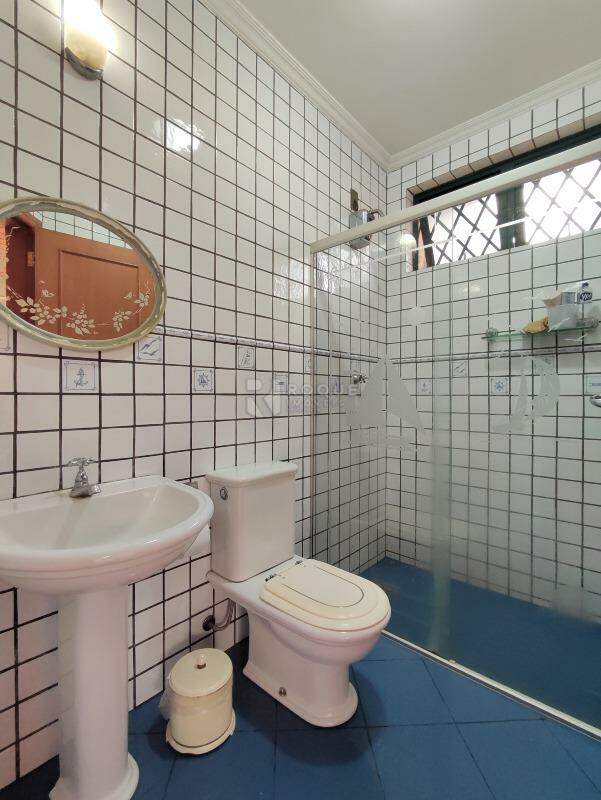 Casa em condomínio à venda no bairro Jardim Florença: WC SOCIAL