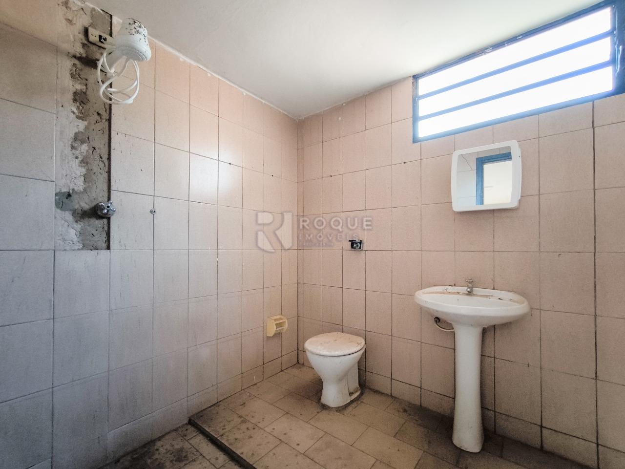 Chácara à venda no bairro Bairro dos Loiolas: BANHEIRO SOCIAL CASA CASEIRO