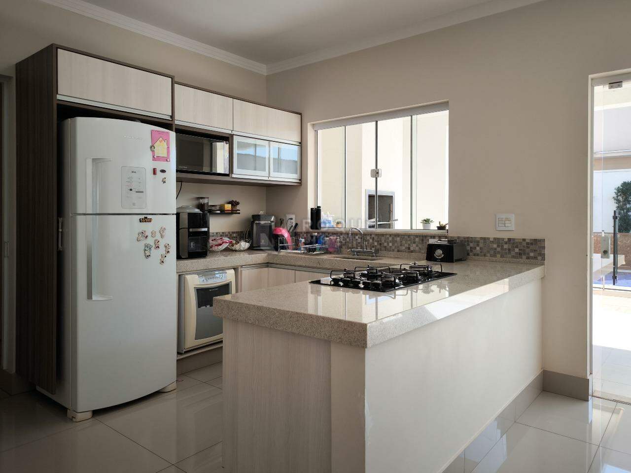 Casa em condomínio à venda no bairro Jardim Aquárius: COZINHA