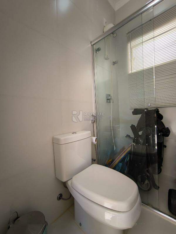 Casa em condomínio à venda no bairro Jardim Aquárius: BANHEIRO SOCIAL EXTERNO