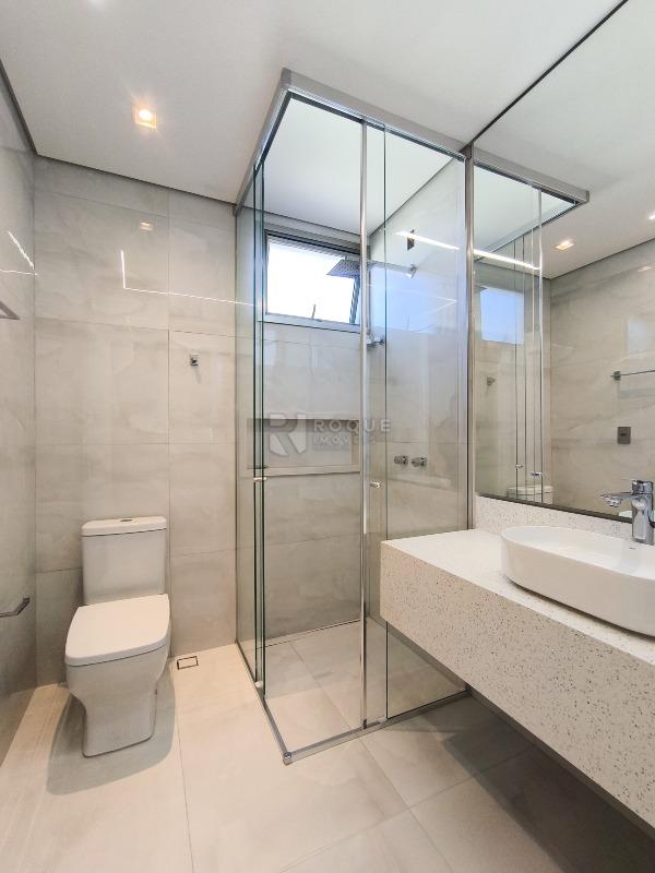 Casa em condomínio à venda no bairro Portal das Rosas: WC SUÍTE 1