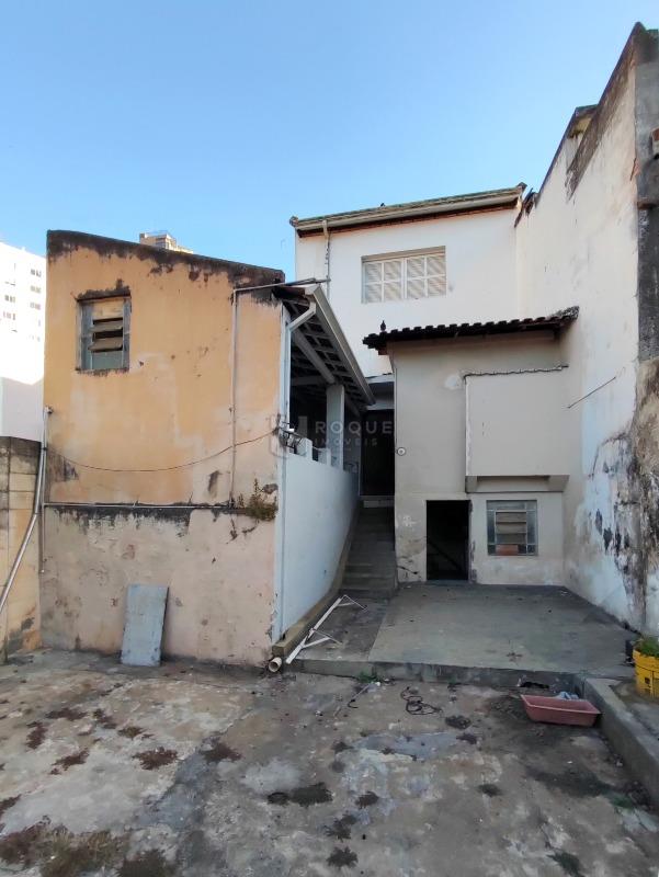 Casa Residencial à venda no bairro Centro: FUNDOS