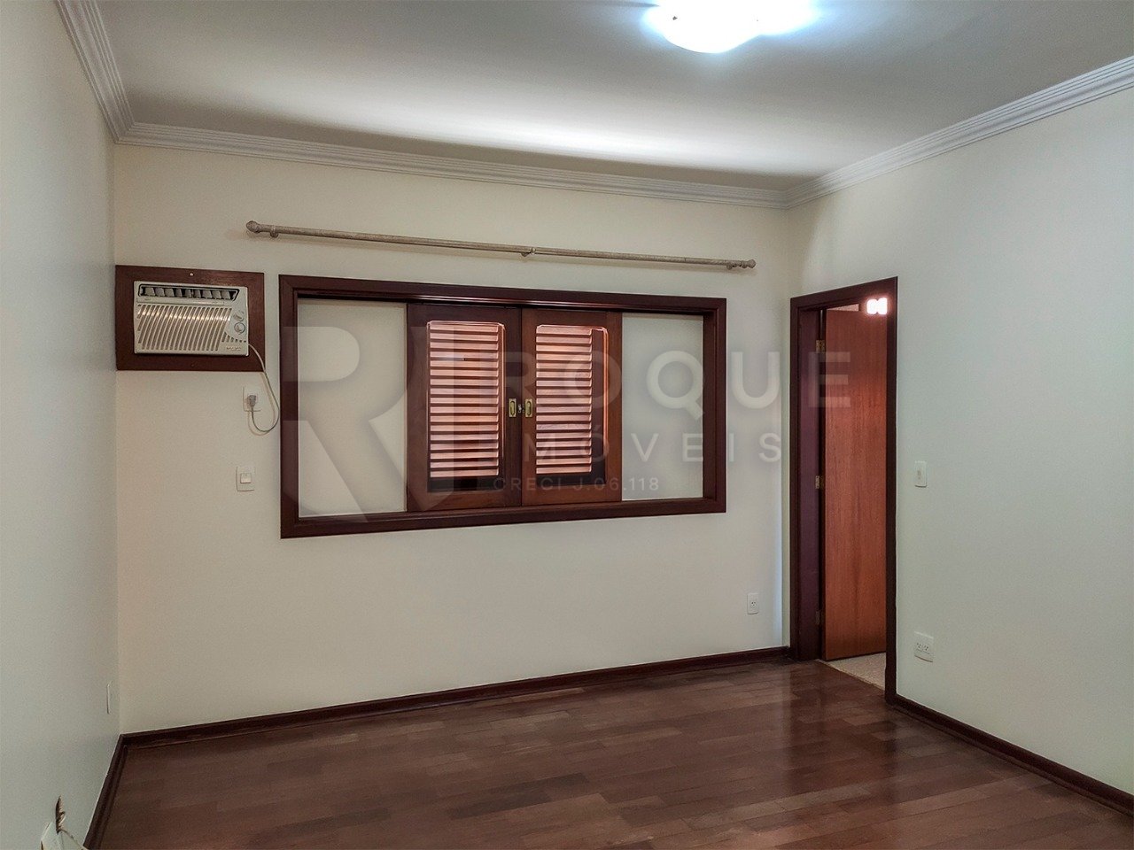 Casa em condomínio à venda no bairro Jardim Aquárius: 