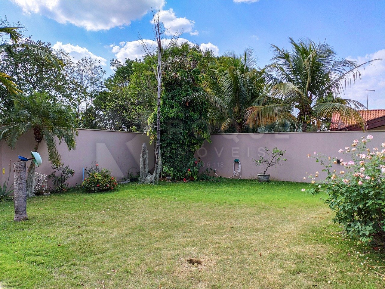 Casa em condomínio à venda no bairro Jardim Aquárius: 