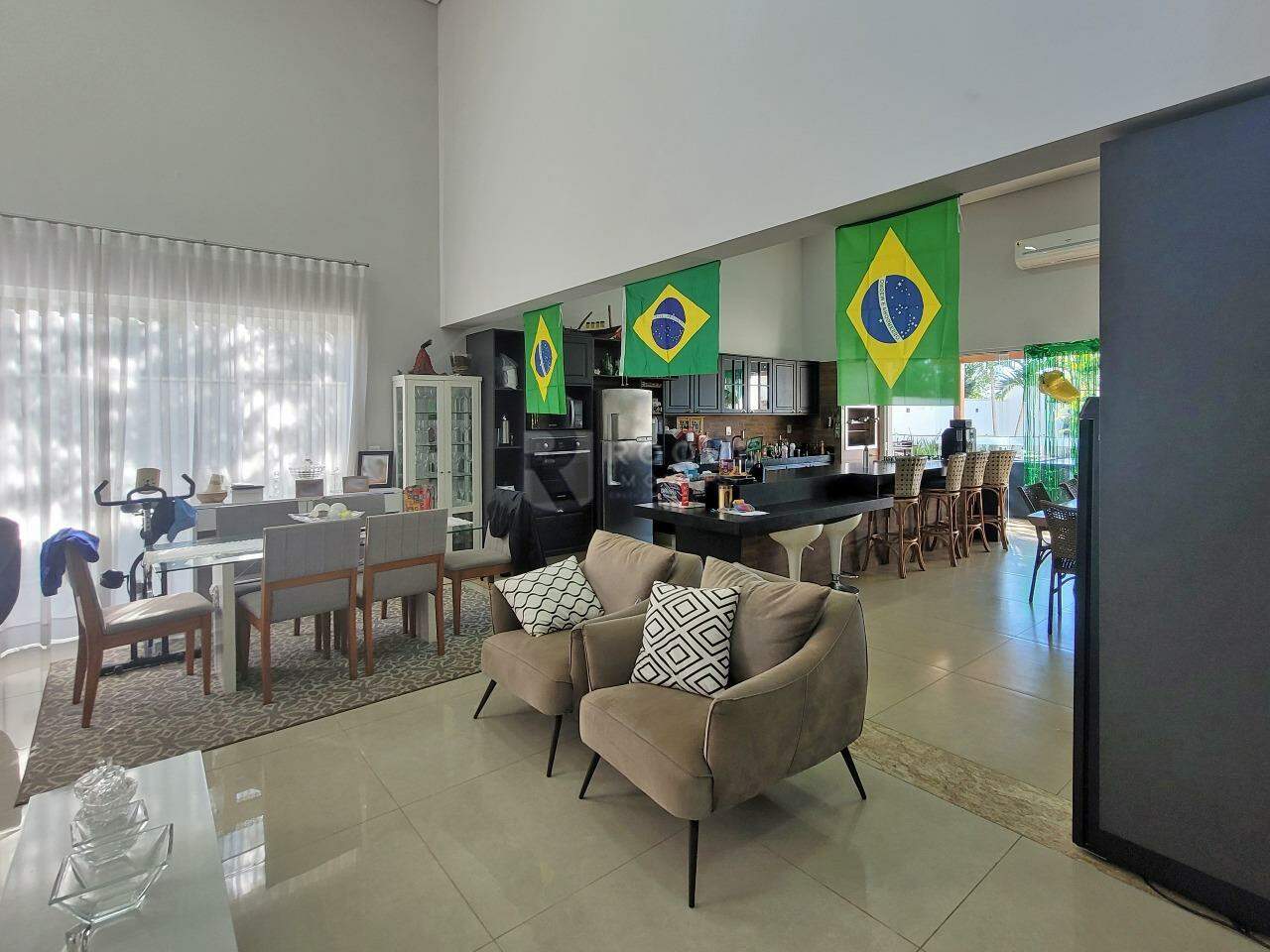 Casa em condomínio à venda no bairro Residencial Ilha de Bali: Sala