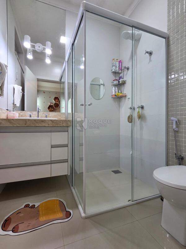 Casa em condomínio à venda no bairro Parque Residencial Roland: WC Suíte 1