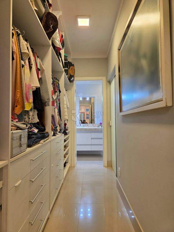 Casa em condomínio à venda no bairro Parque Residencial Roland: Closet Suíte Master