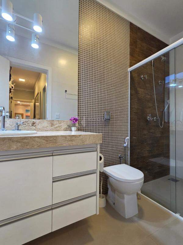 Casa em condomínio à venda no bairro Parque Residencial Roland: WC Suíte Master