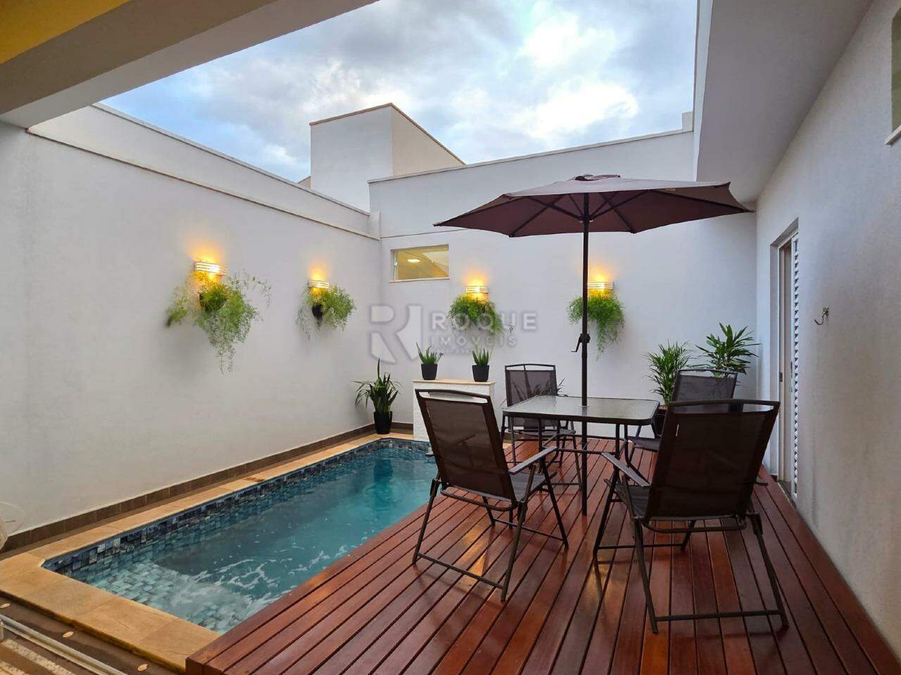 Casa em condomínio à venda no bairro Parque Residencial Roland: Piscina