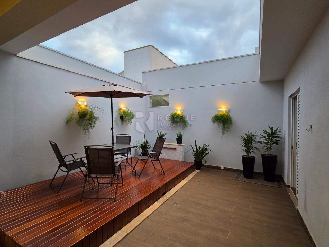 Casa em condomínio à venda no bairro Parque Residencial Roland: Piscina coberta