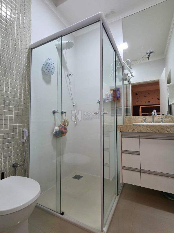 Casa em condomínio à venda no bairro Parque Residencial Roland: WC Suíte 2