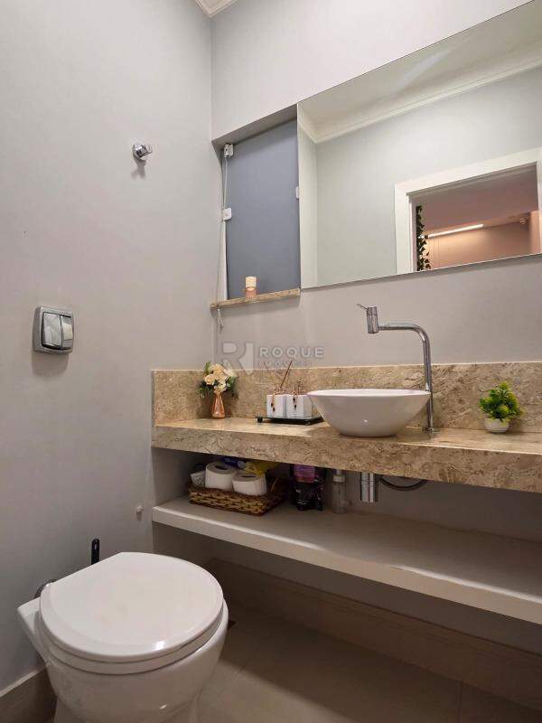 Casa em condomínio à venda no bairro Parque Residencial Roland: Lavabo