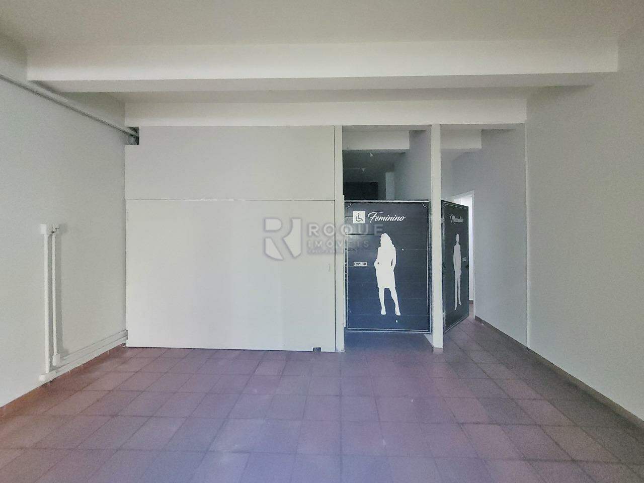 Salão para aluguel no bairro Vila São João: Salão fundos porta fechada