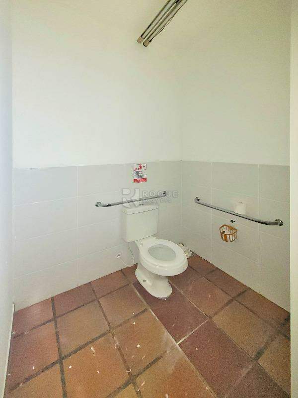 Salão para aluguel no bairro Vila São João: WC feminino