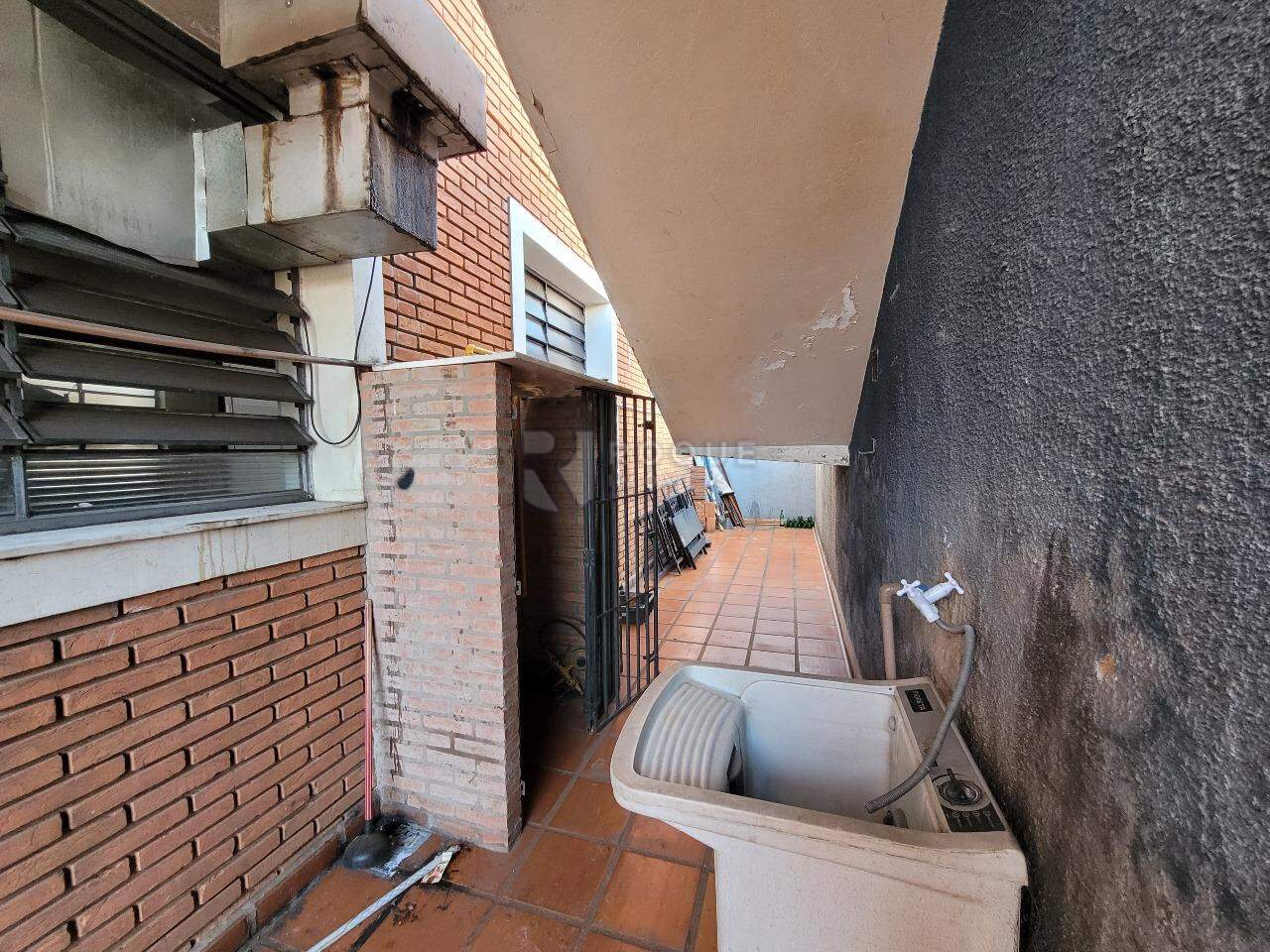 Salão para aluguel no bairro Vila São João: Corredor lateral