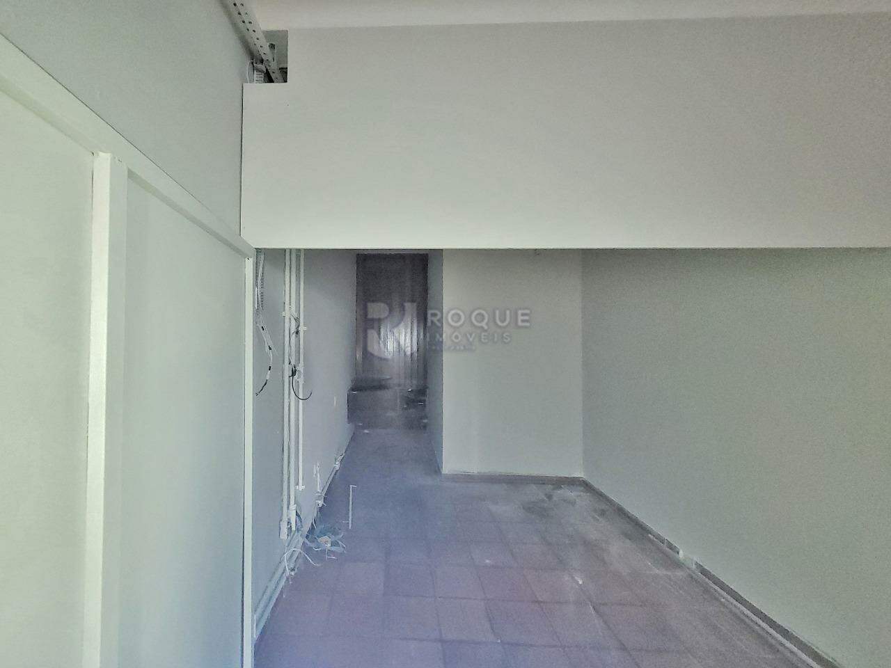Salão para aluguel no bairro Vila São João: Salão fundos porta aberta
