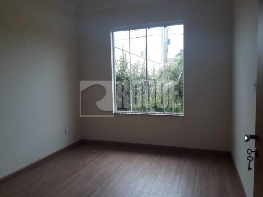 Casa em condomínio à venda no bairro Parque Residencial Roland: 