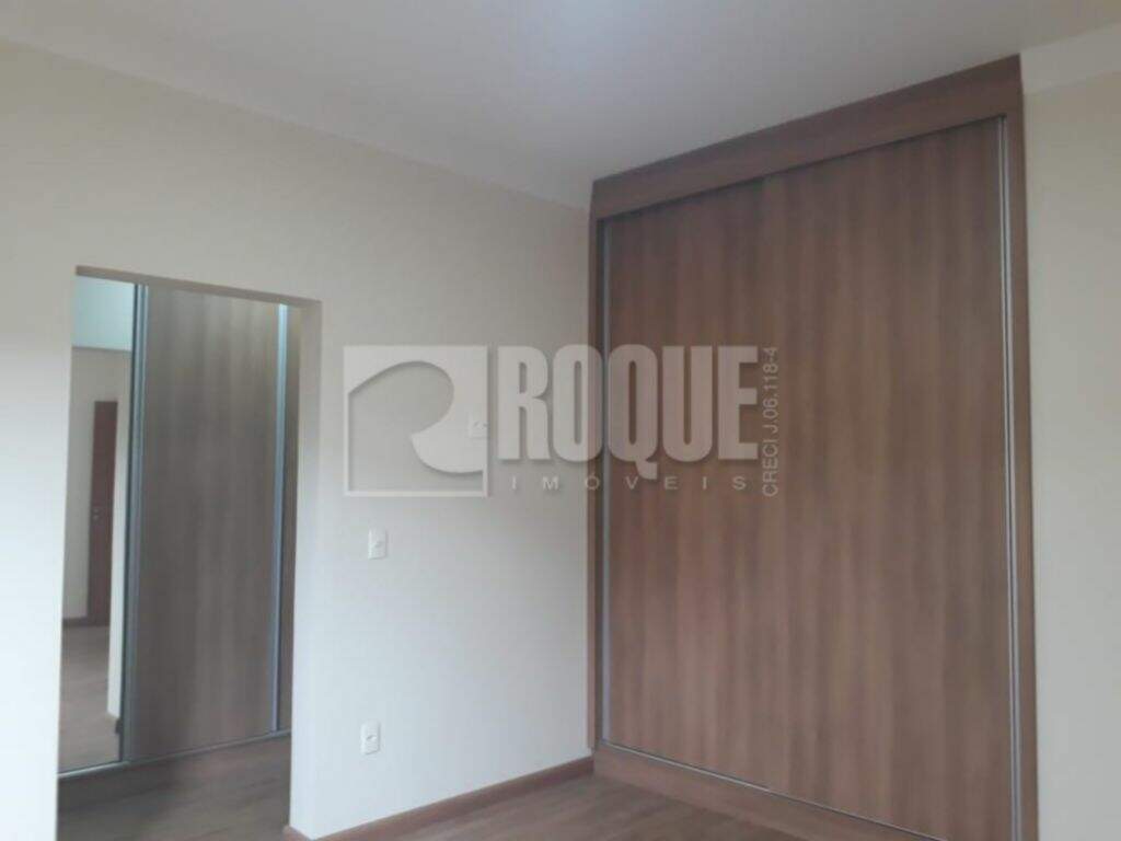 Casa em condomínio à venda no bairro Parque Residencial Roland: 