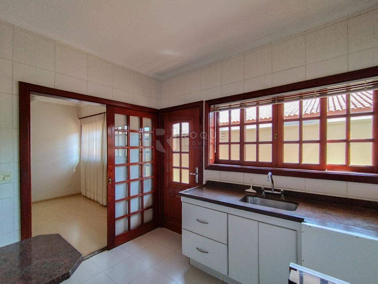 Casa em condomínio para aluguel no bairro Jardim Residencial Monsenhor Rossi: Cozinha 