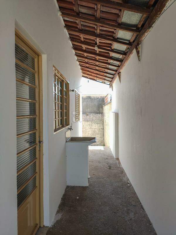 Casa Residencial para aluguel no bairro Jardim Nossa Senhora do Amparo: Corredor / área de serviço 