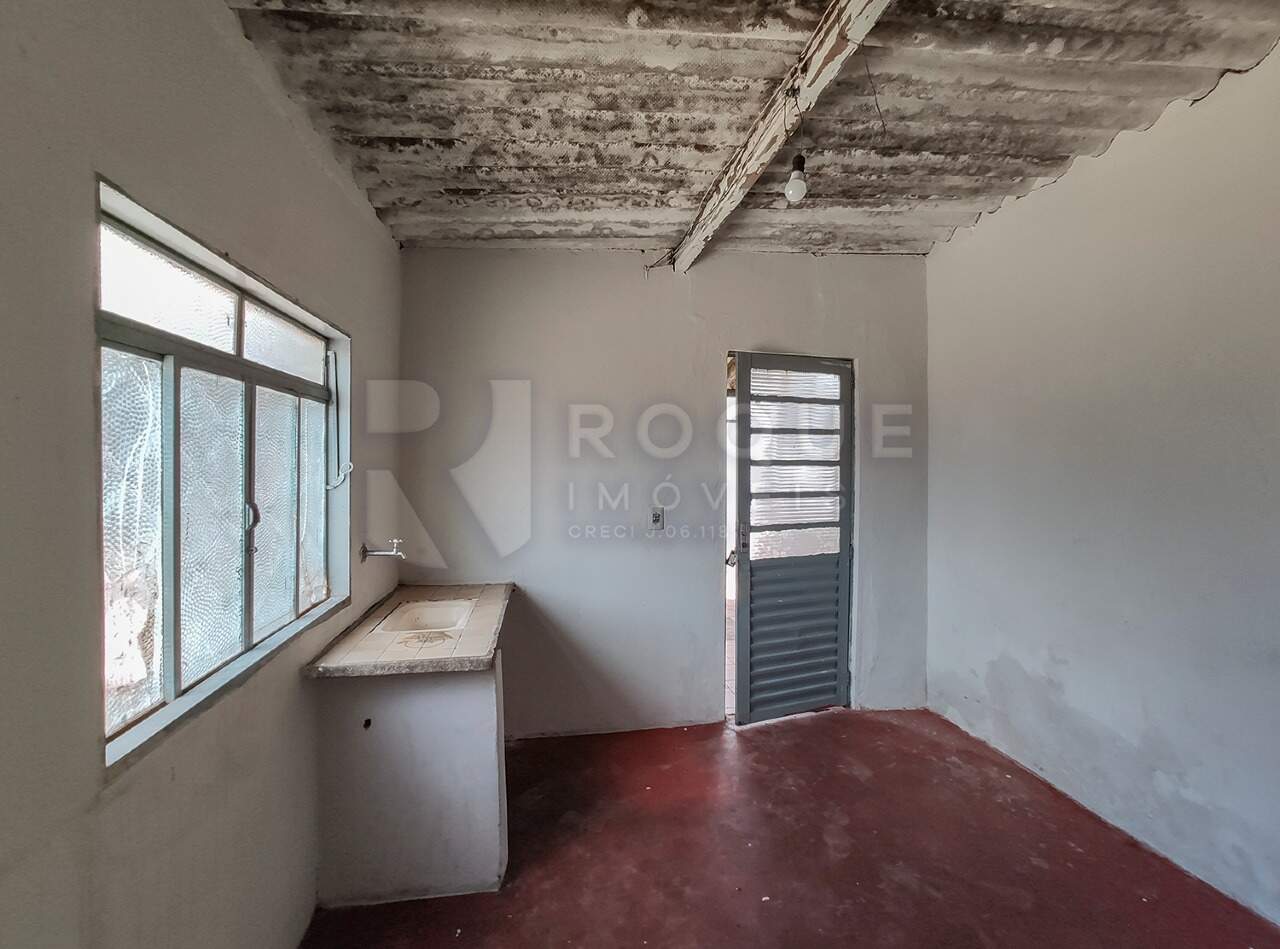 Casa Residencial para aluguel no bairro Conjunto Residencial Victor D’Andrea: Acesso cozinha fundo 