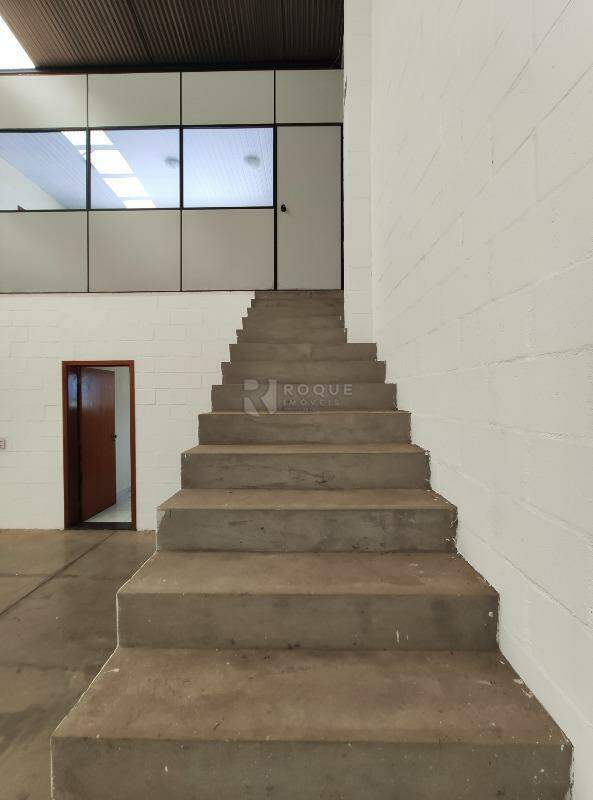 Barracão/Galpão para aluguel no bairro Centro Industrial de Limeira - CIL: Acesso mezanino 