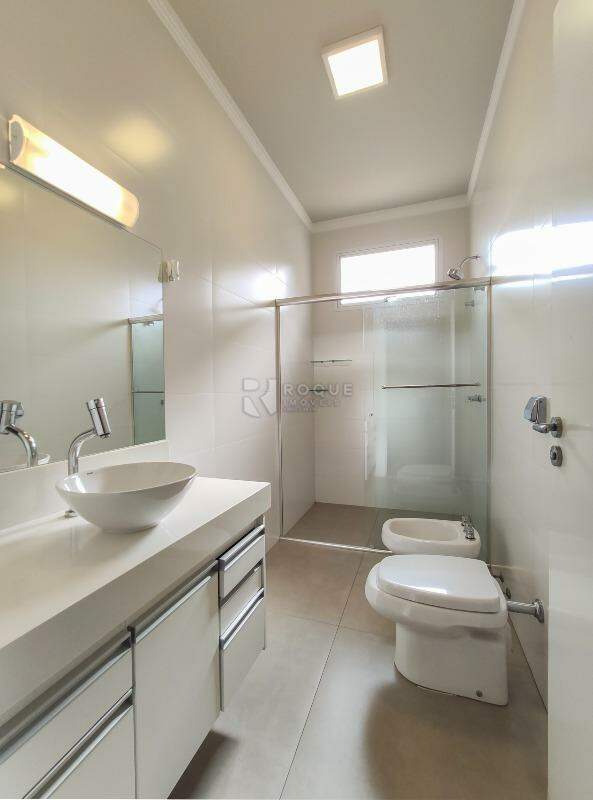 Casa em condomínio para aluguel no bairro Residencial Greville: WC Suíte 1