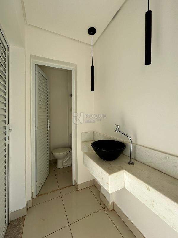 Casa em condomínio para aluguel no bairro Jardim Montezuma: Lavabo / WC fundo