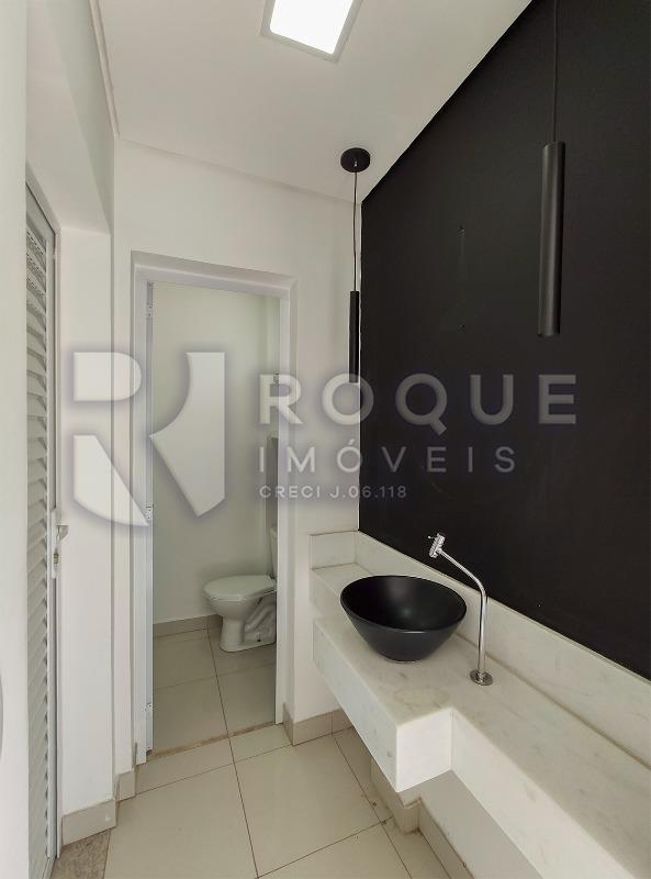 Casa em condomínio para aluguel no bairro Jardim Montezuma: Lavabo / wc fundo 