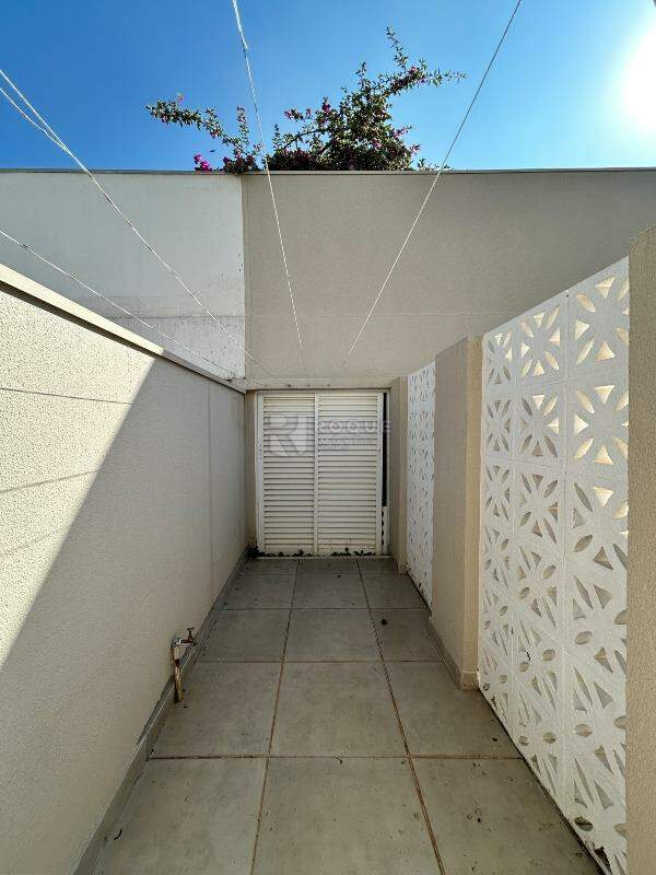 Casa em condomínio para aluguel no bairro Jardim Montezuma: Fundo