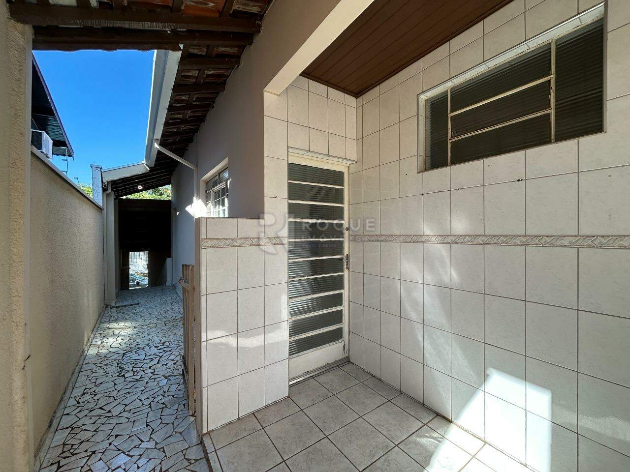 Casa Residencial para aluguel no bairro Jardim São Roque: Área de serviço / Corredor 