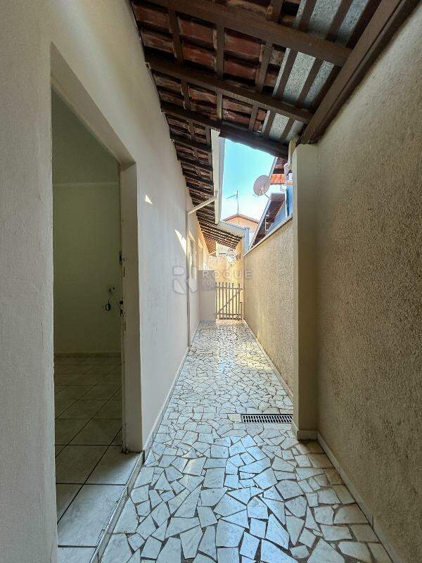 Casa Residencial para aluguel no bairro Jardim São Roque: Corredor 