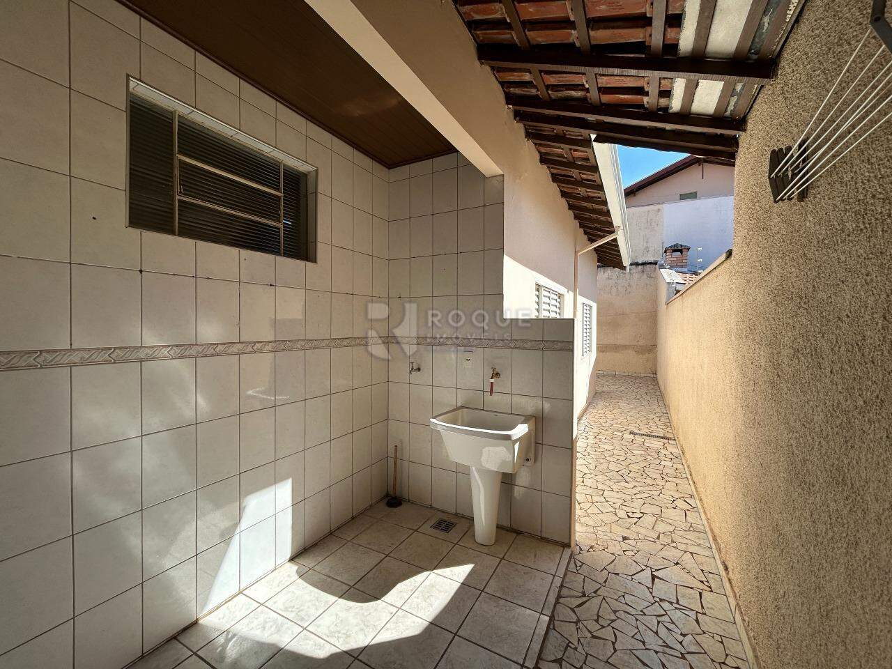 Casa Residencial para aluguel no bairro Jardim São Roque: Área de serviço / Corredor 