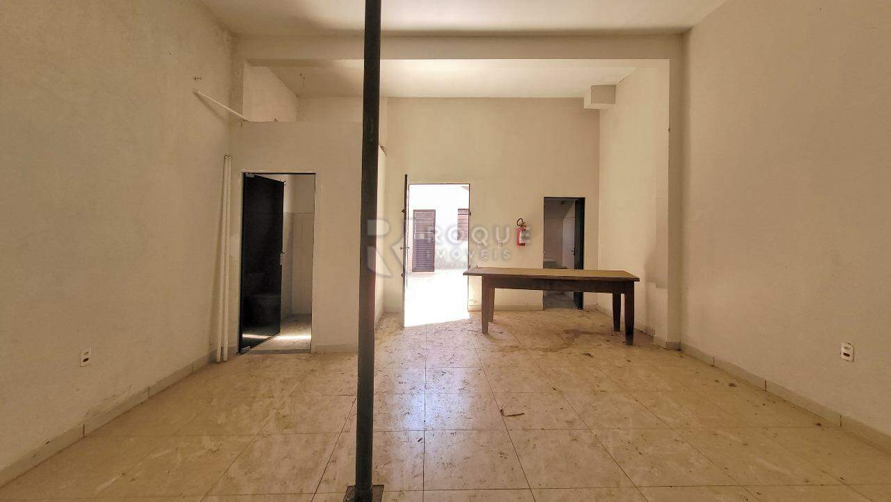 Salão para aluguel no bairro Vila São João: Salão menor