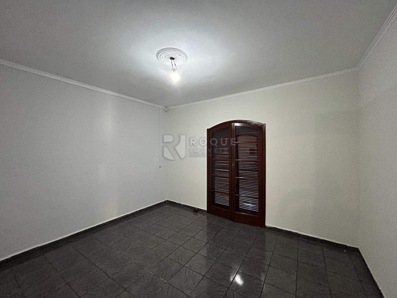 Casa Residencial para aluguel no bairro Conjunto Habitacional Victor DAndrea: Dormitório 4 suíte